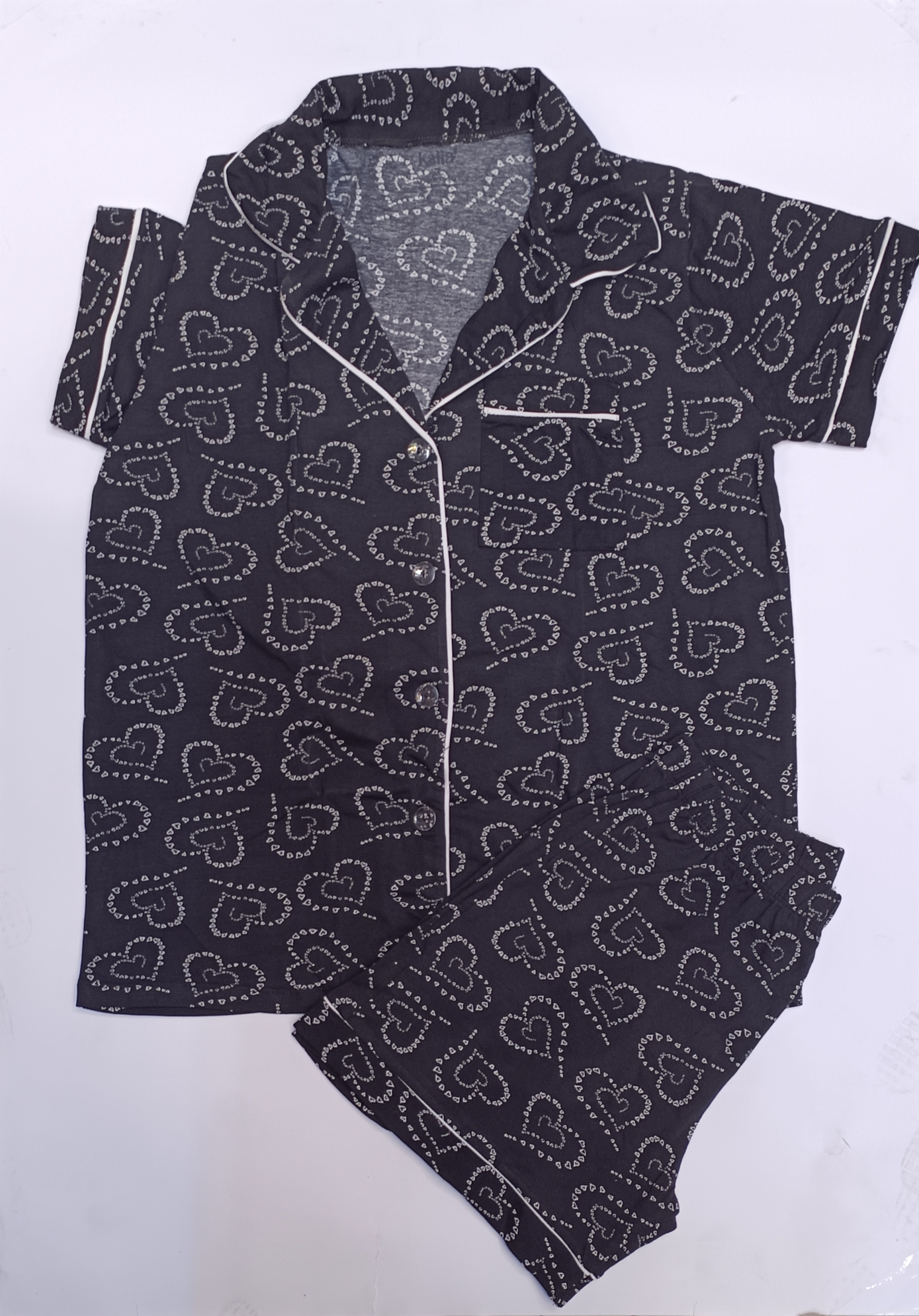 بيجامة  قطن حريمي اسود قلوب بنصف كم وأزرار – تصميم أنيق وراحة مثالية